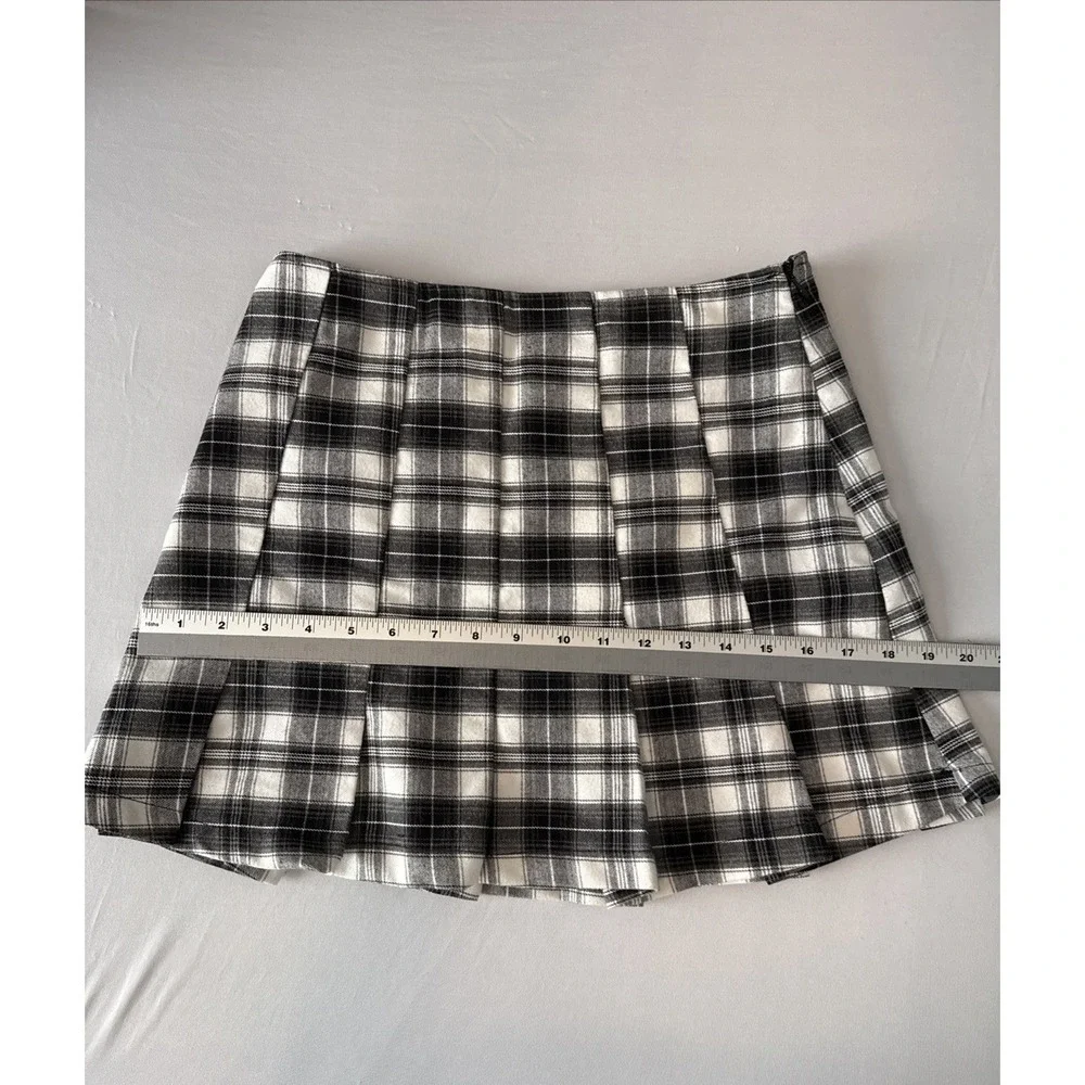 Forever 21 Black White Plaid Pleated Mini Skirt M Schoolgirl Academia Preppy - Picture 8 of 10